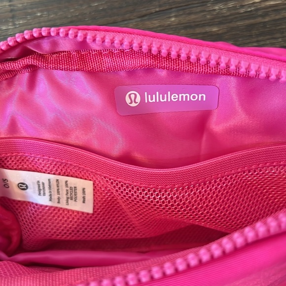 Lululemon Athletica Everywhere Belt Bag 1L - Sonic Pink NWT - Picture 6 of 7